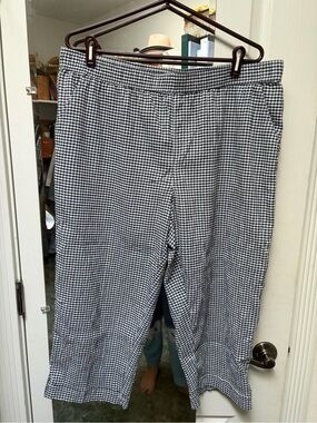 Women’s Black & White Gingham Capris - Classic Pull-On Style